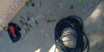 El hombre tenía consigo varios metros de cable de cobre y diversas herramientas.