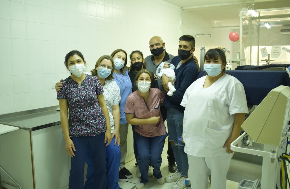 Le dieron de alta al bebé que nació prematuro y perdió a su madre por el COVID