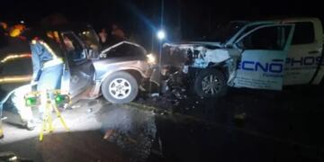 Aparatoso accidente en Puerto Leoni: dos vehículos colisionaron entre sí.