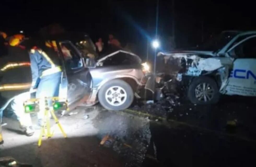 Aparatoso accidente en Puerto Leoni: dos vehículos colisionaron entre sí