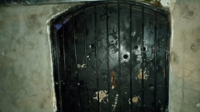 En Chacabuco al 3900 recolectaron vainas servidas de proyectiles calibre 9 milímetros luego del ataque.