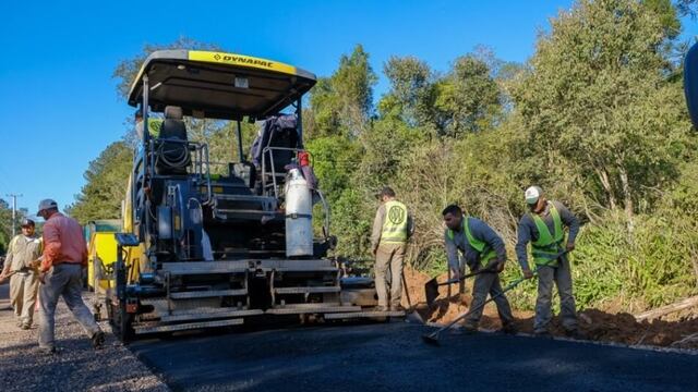 Continúan las obras de asfaltado en el acceso a Tobuna.
