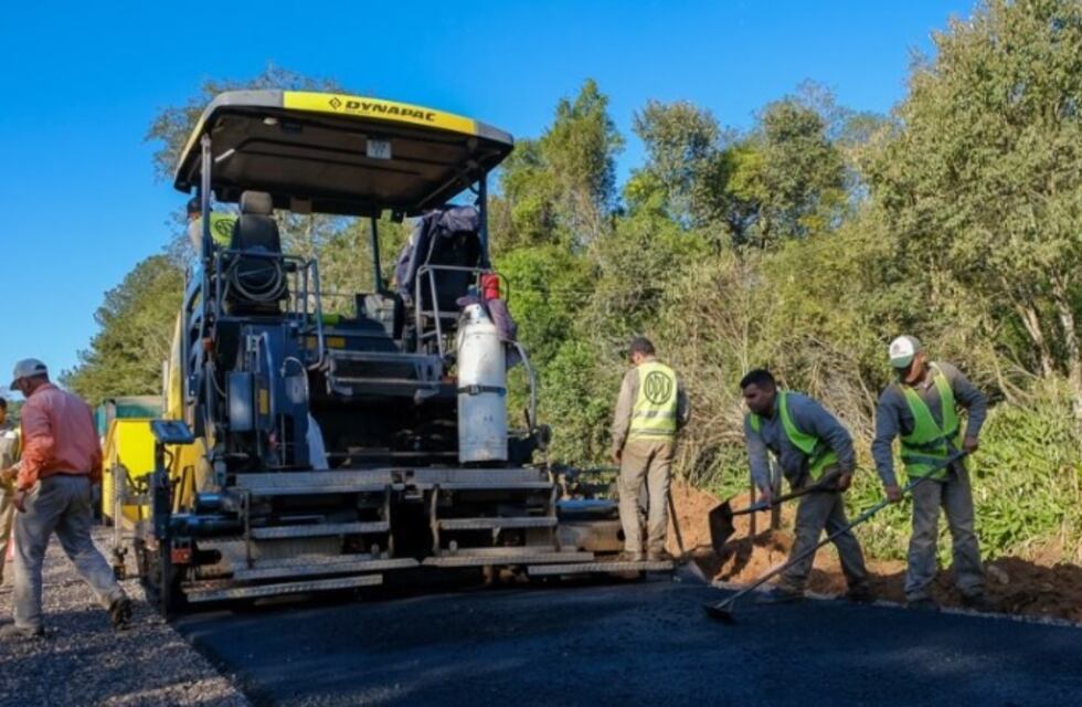 Continúan las obras de asfaltado en el acceso a Tobuna