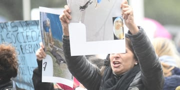 El maltrato animal derivó en una protesta en la puerta de ingreso al barrio San Isidro.