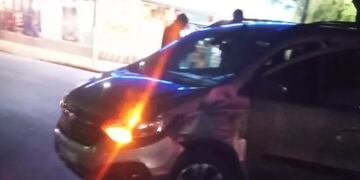 Intentando escapar de la policía dos menores resultaron heridos en un siniestro vial.