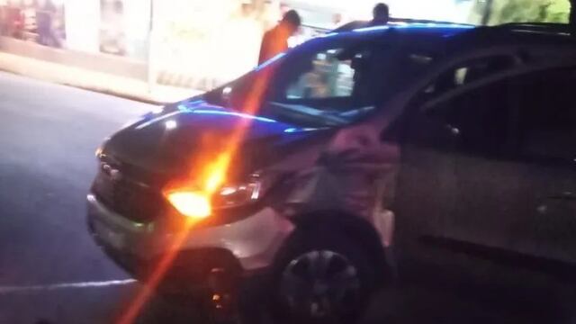 Intentando escapar de la policía dos menores resultaron heridos en un siniestro vial.