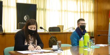 Cecilia Gallardo junto a los concejales