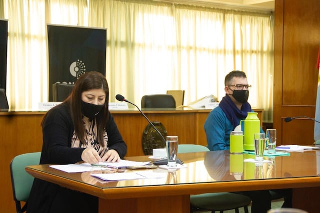 Cecilia Gallardo junto a los concejales