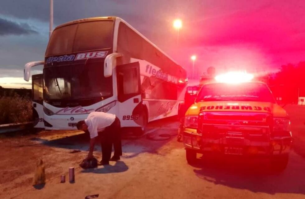 Un colectivo de pasajeros debió ser auxiliado tras un comienzo de inciendo en la cabina