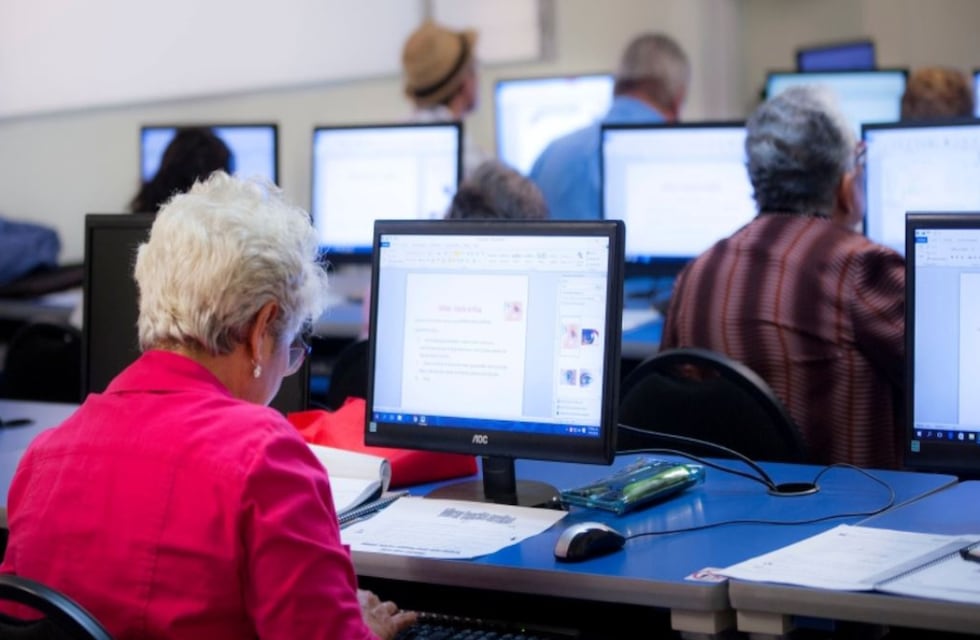 Ofrecen cursos gratuitos para personas mayores de 50 años en Córdoba: cómo anotarse