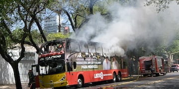 El micro de campaña del Partido Federal quedó destruido tras incendiarse en calle Sarmiento entre 25 de Mayo y Chile. Orlando Pelichotti/Los Andes