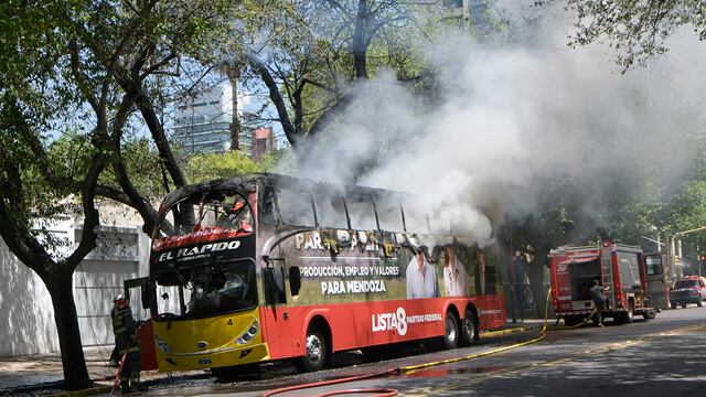 El micro de campaña del Partido Federal quedó destruido tras incendiarse en calle Sarmiento entre 25 de Mayo y Chile. Orlando Pelichotti/Los Andes