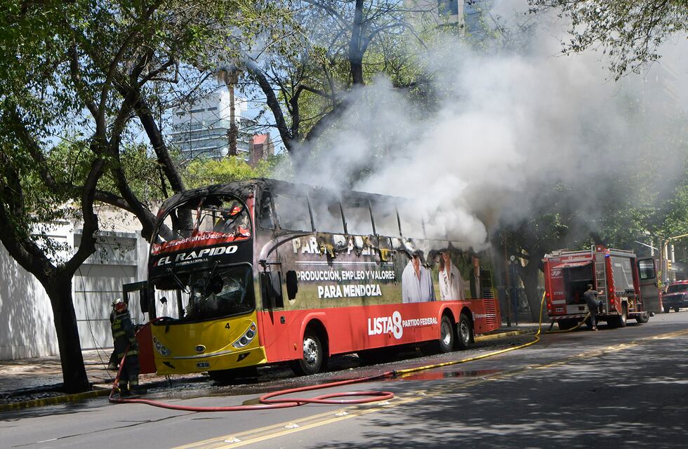 Se incendio en pleno centro el micro del Partido Federal