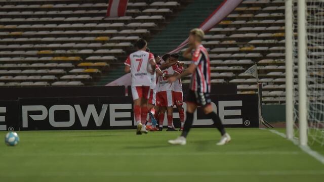 El Tuco Marcelo Freites fue imparable y anotó el segundo para el Albirrojo.