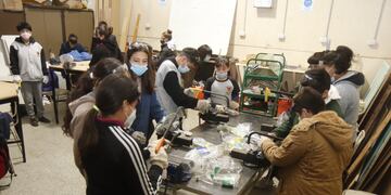 Jóvenes reciclan botellas y participan de jornadas ambientales