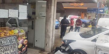 Un joven perdió el control del auto y chocó contra dos comercios en Córdoba.