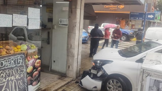 Un joven perdió el control del auto y chocó contra dos comercios en Córdoba.