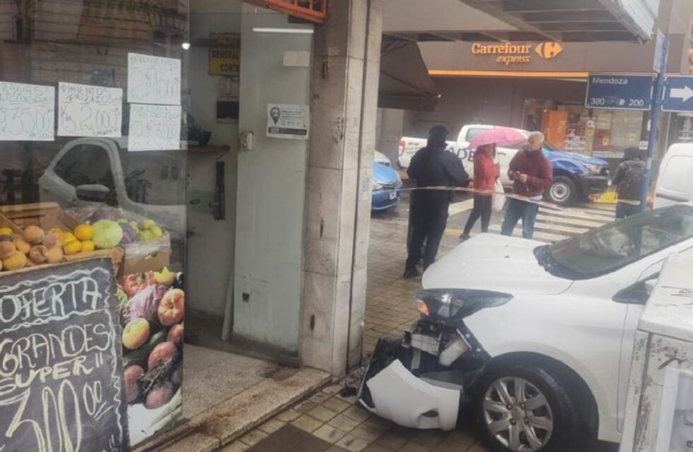 En contramano, perdió el control y chocó contra dos comercios en Córdoba: hay una persona herida