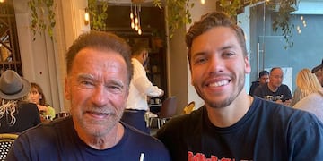 Joseph Baena junto a su padre Arnold Schwarzenneger