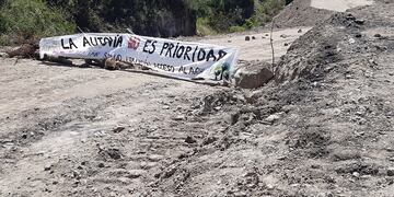 Representantes de la Asamblea Paravachasca realizan un acampe para evitar el avance de la nueva autovía Ruta 5 entre La Serranita y Villa Ciudad de América. (Foto: María Luz Cortez / Corresponsal Alta Gracia)