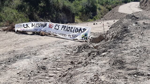 Representantes de la Asamblea Paravachasca realizan un acampe para evitar el avance de la nueva autovía Ruta 5 entre La Serranita y Villa Ciudad de América. (Foto: María Luz Cortez / Corresponsal Alta Gracia)