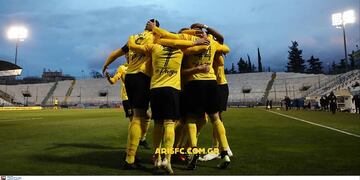 Con Mancini como titular el Aris Salónica ganó por la Liga Griega