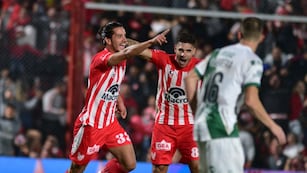 Joaquín Varela grita su gol para Instituto contra Banfield. El uruguayo jugará en el fútbol colombiano. (Ramiro Pereyra / La Voz)