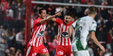 Joaquín Varela grita su gol para Instituto contra Banfield. El uruguayo jugará en el fútbol colombiano. (Ramiro Pereyra / La Voz)