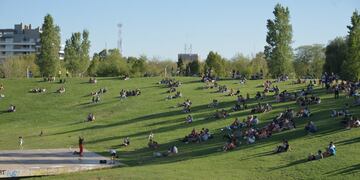 La loma del Parque Central será uno de los lugares en donde las familias encontrarán este fin de semana actividades artísticas y musicales. Fuente MCM