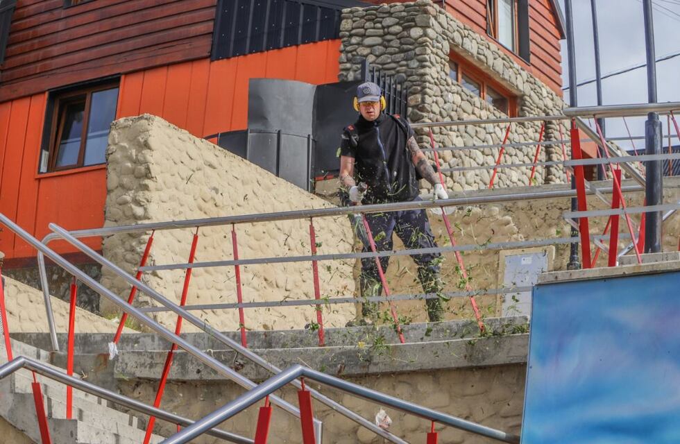Mejoras y limpieza en el sector de las escaleras de calle Rosas