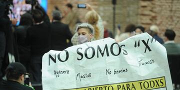 Reclamo al presidente Alberto Fernández durante el lanzamiento del DNI para personas no binarias.