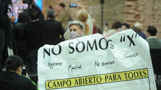 Reclamo al presidente Alberto Fernández durante el lanzamiento del DNI para personas no binarias.