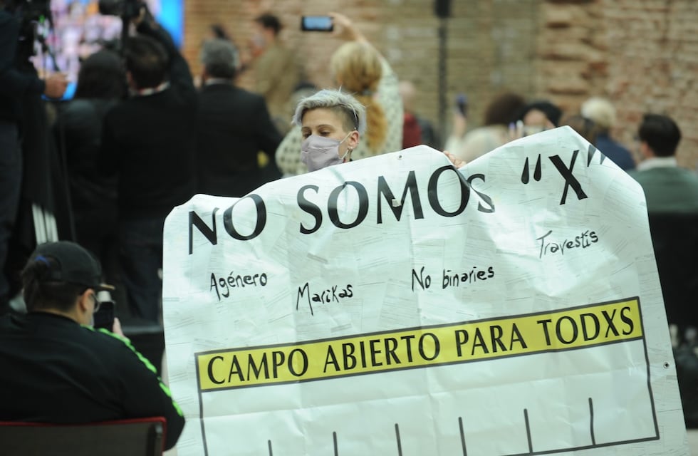 “No somos ‘X’”: el reclamo al presidente Fernández en pleno lanzamiento del DNI para personas no binarias
