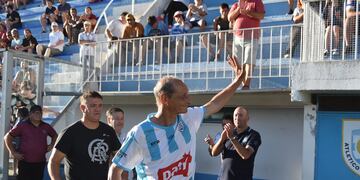 Levrino, saludando a la hinchada cremosa