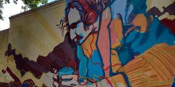 El mural que rinde homenaje a Charly García en Colonia Caroya.