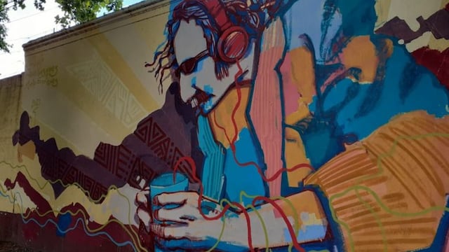 El mural que rinde homenaje a Charly García en Colonia Caroya.
