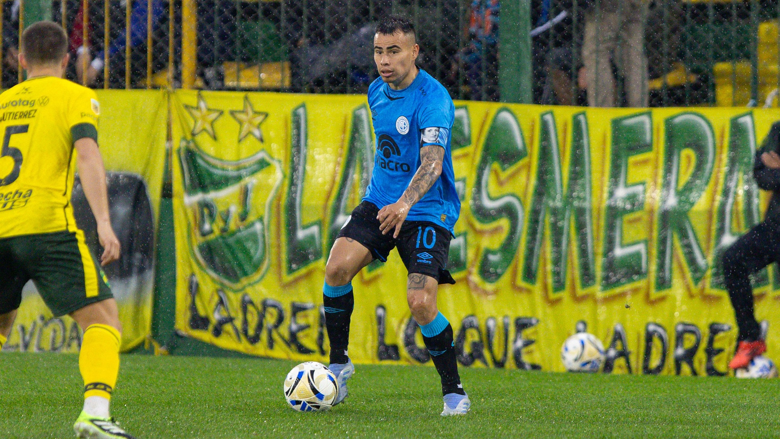 Lucas Zelarayán, capitán de Belgrano, en el partido ante Defensa y Justicia. (Prensa Belgrano)