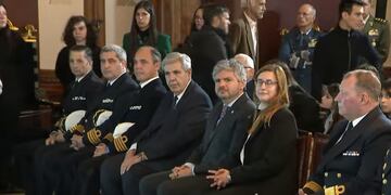 El vicegobernador de Jujuy, Carlos Haquim (centro), asistió en el Senado al acto en que se recordó a la tripulación del ARA San Juan.
