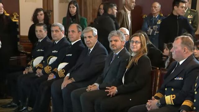 El vicegobernador de Jujuy, Carlos Haquim (centro), asistió en el Senado al acto en que se recordó a la tripulación del ARA San Juan.