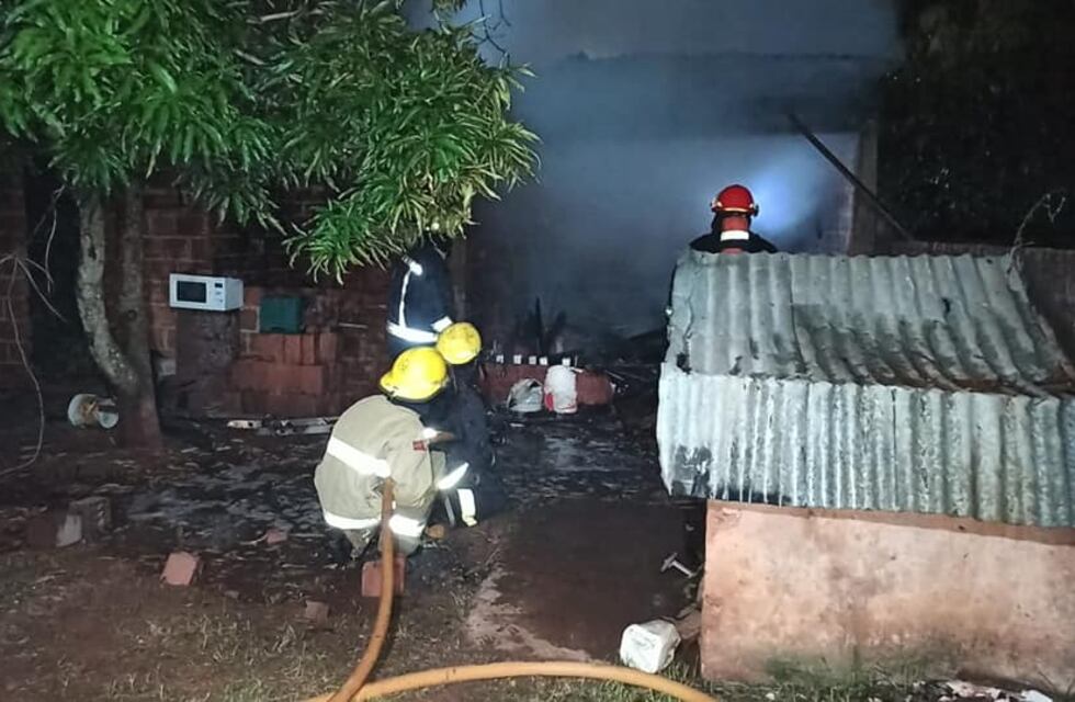 Bomberos Voluntarios apagaron un incendio en barrio Santa Rita