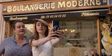 Como toda persona nueva en la ciudad, lo primero que hace Emily es probar la gastronomía.