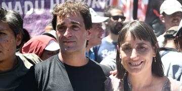 Gabriel Solano y Romina del Plá en la marcha de este miércoles.