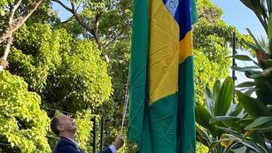 La bandera de Brasil ya fue izada en la sede diplomática argentina en Caracas. (Foto de Diana Mondino en X)