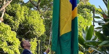 La bandera de Brasil ya fue izada en la sede diplomática argentina en Caracas. (Foto de Diana Mondino en X)