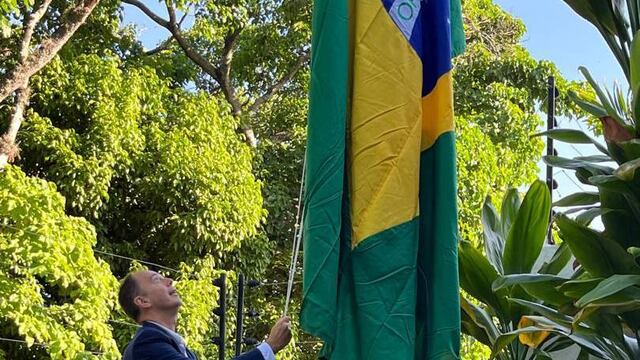 La bandera de Brasil ya fue izada en la sede diplomática argentina en Caracas. (Foto de Diana Mondino en X)