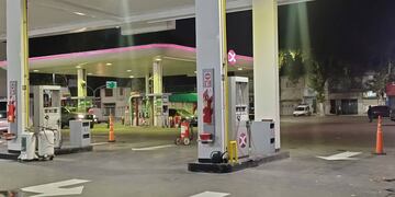 Las estaciones de servicio de Rosario dejaron de vender gas natural comprimido (GNC) por una resolución de Litoral Gas. La playa de Avellaneda y Pellegrini amaneció sin actividad el miércoles 29 de mayo de 2024.