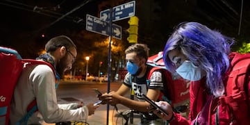 Deliverys de PedidosYa en Mendoza, en plena cuarentea. (Foto: Ignacio Blanco)
Los nuevos reyes de la calle, aseguran que duplicaron su trabajo por la cuarentena. 
Foto: Ignacio Blanco / Los Andes
cuarentena coronavirus covid19 delivery deliveries pedidosya