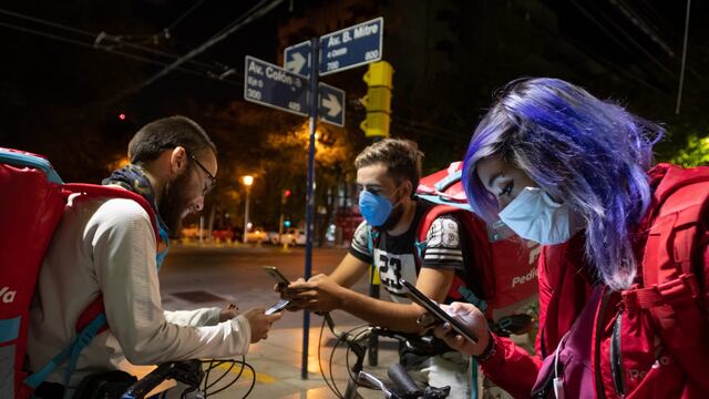 Deliverys de PedidosYa en Mendoza, en plena cuarentea. (Foto: Ignacio Blanco)
Los nuevos reyes de la calle, aseguran que duplicaron su trabajo por la cuarentena.
Foto: Ignacio Blanco / Los Andes
cuarentena coronavirus covid19 delivery deliveries pedidosya