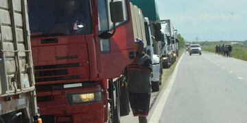 Desde este lunes, a partir de las 00.00 h., ya se hizo efectivo el paro de transportes en algunas zonas del país. Foto: Javier Ferreyra
.