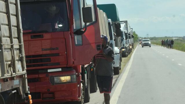 Desde este lunes, a partir de las 00.00 h., ya se hizo efectivo el paro de transportes en algunas zonas del país. Foto: Javier Ferreyra
.